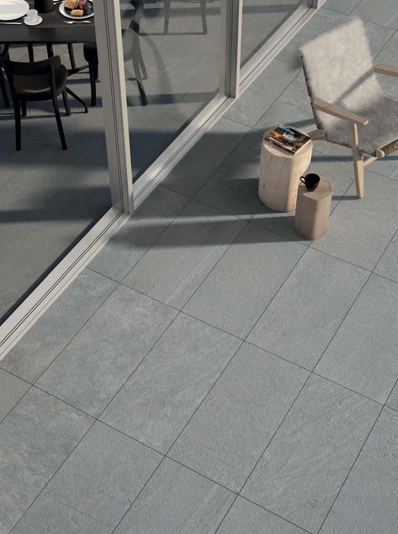 Prelaz iz enterijera na terasu sa istim pločicama